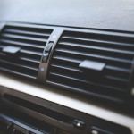 車のエアコンフィルターは交換するの？臭いをとる掃除方法